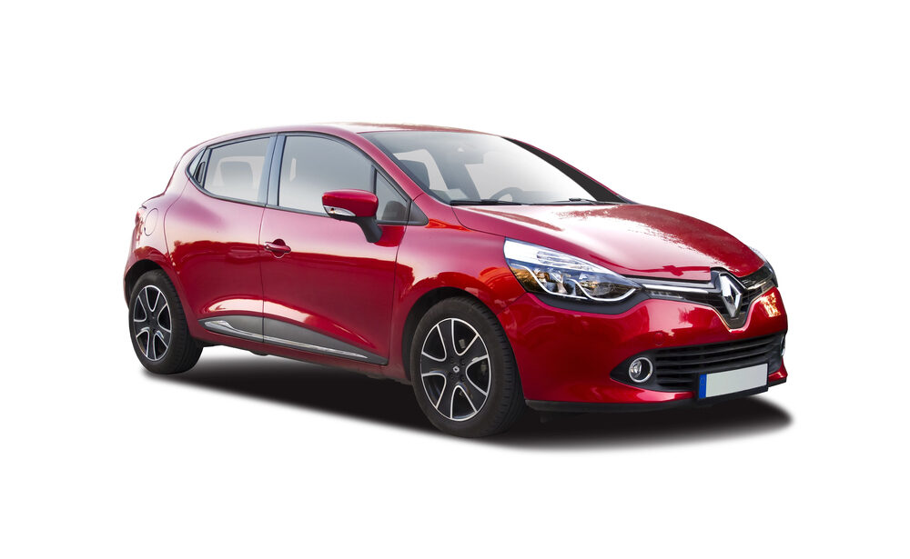 Rode renault Clio op witte achtergrond